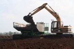 Loading peat on to tracked vehicle, Hatfield (23 Sept 2006).